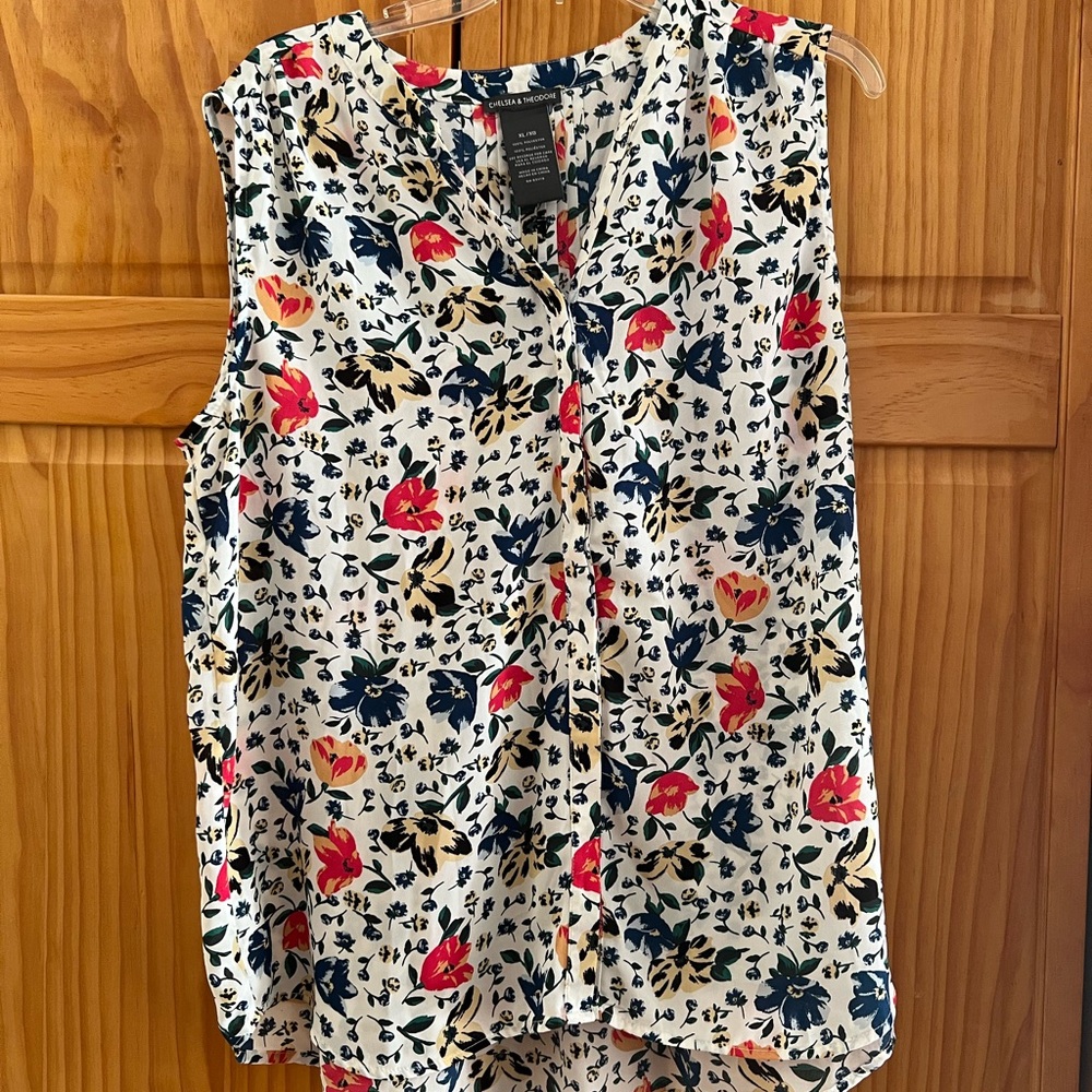 Chelsea and Theodore Ivory Floral Sleeveless Button-Front Camisole